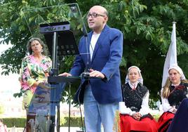 EL actor Jesús Vidal lee el pregón de las fiestas de la casa de Asturias en León