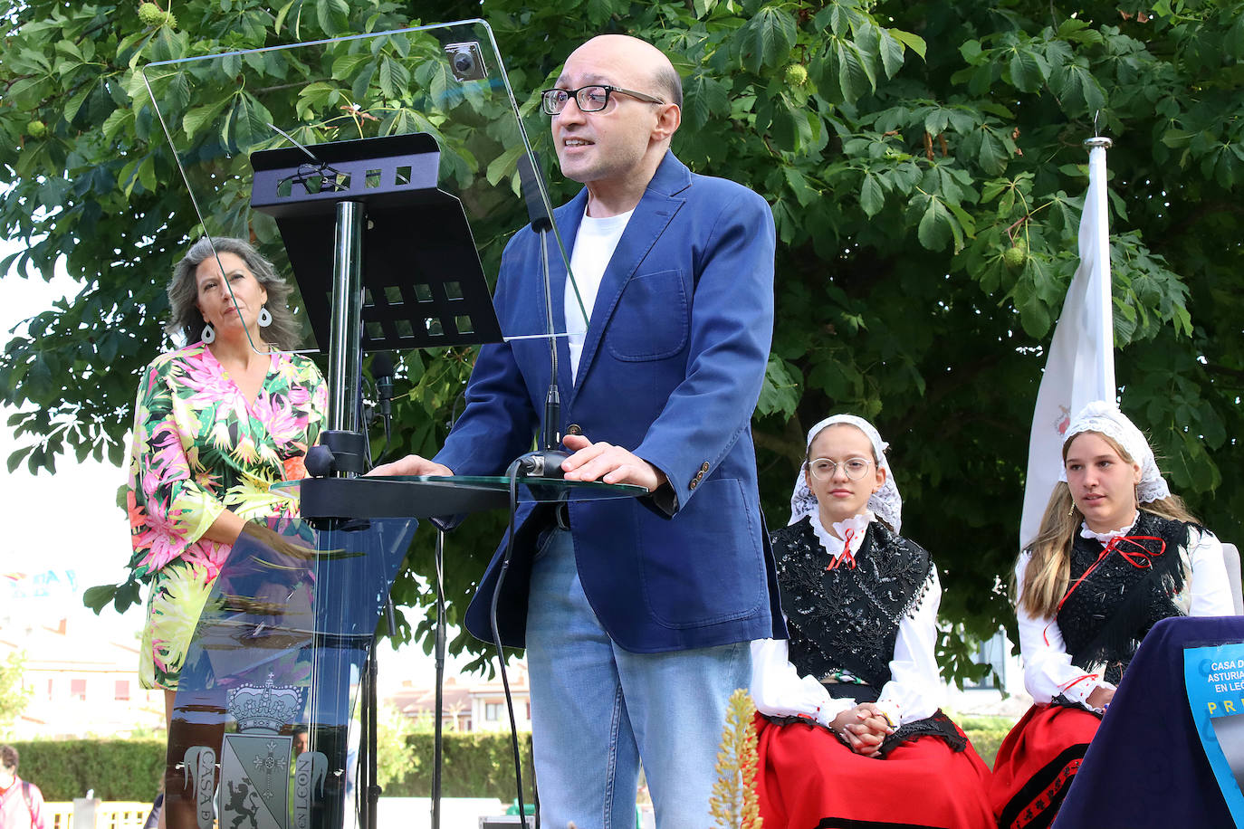 EL actor Jesús Vidal lee el pregón de las fiestas de la casa de Asturias en León