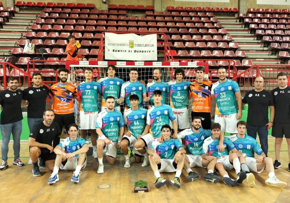 Jugadores y cuerpo técnico posan con el trofeo al finalizar el torneo.