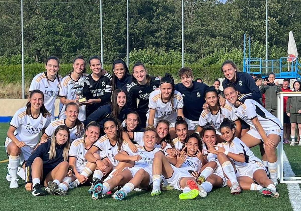 Las jugadoras del Real Madrid posan tras conquistar el título.