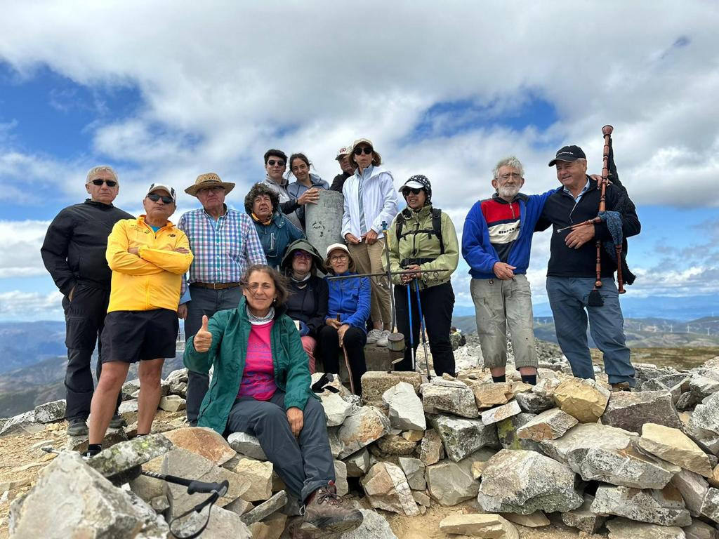 Fotografía colectiva, tras el ascenso a la cima del monte sagrado de los astures.