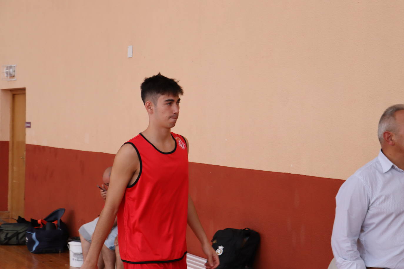 Un jugador de la Cultural en el primer entrenamiento.