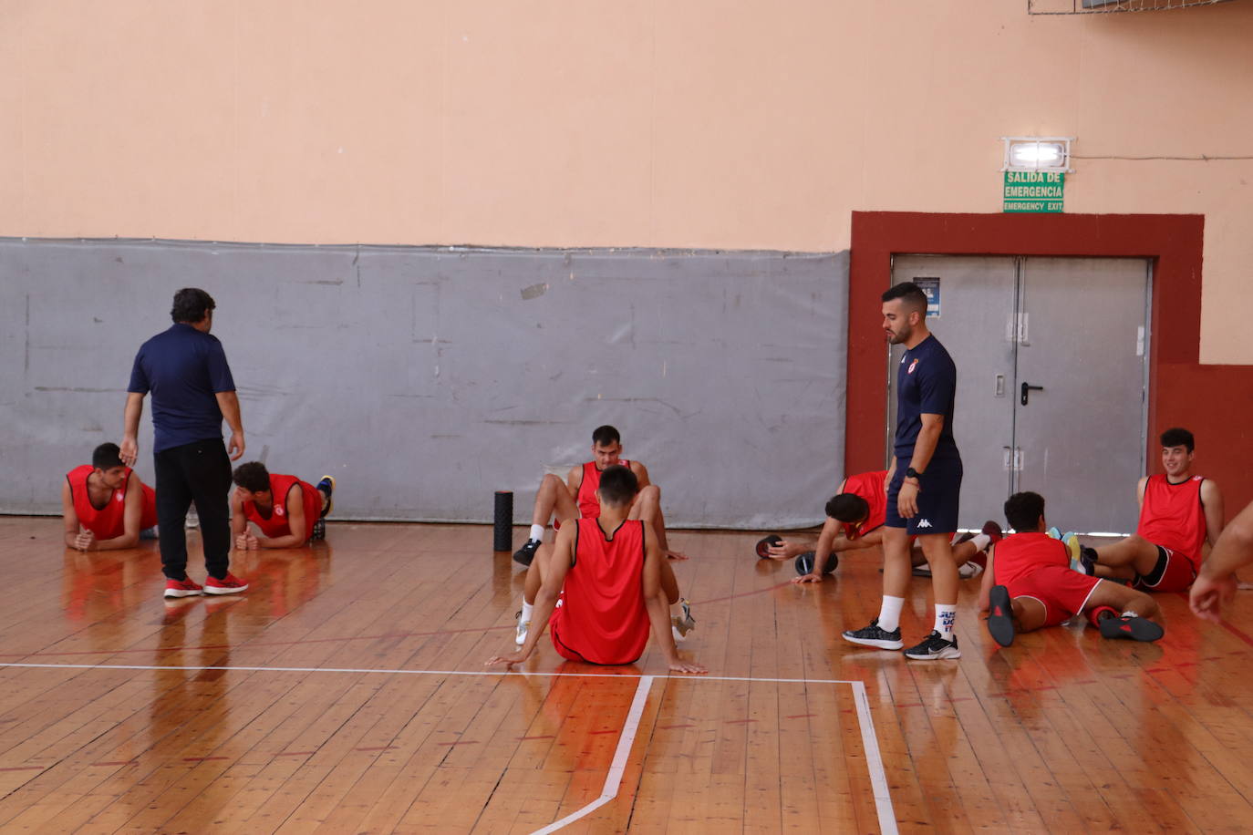 Jugadores de la Cultural realizan ejercicios físicos.