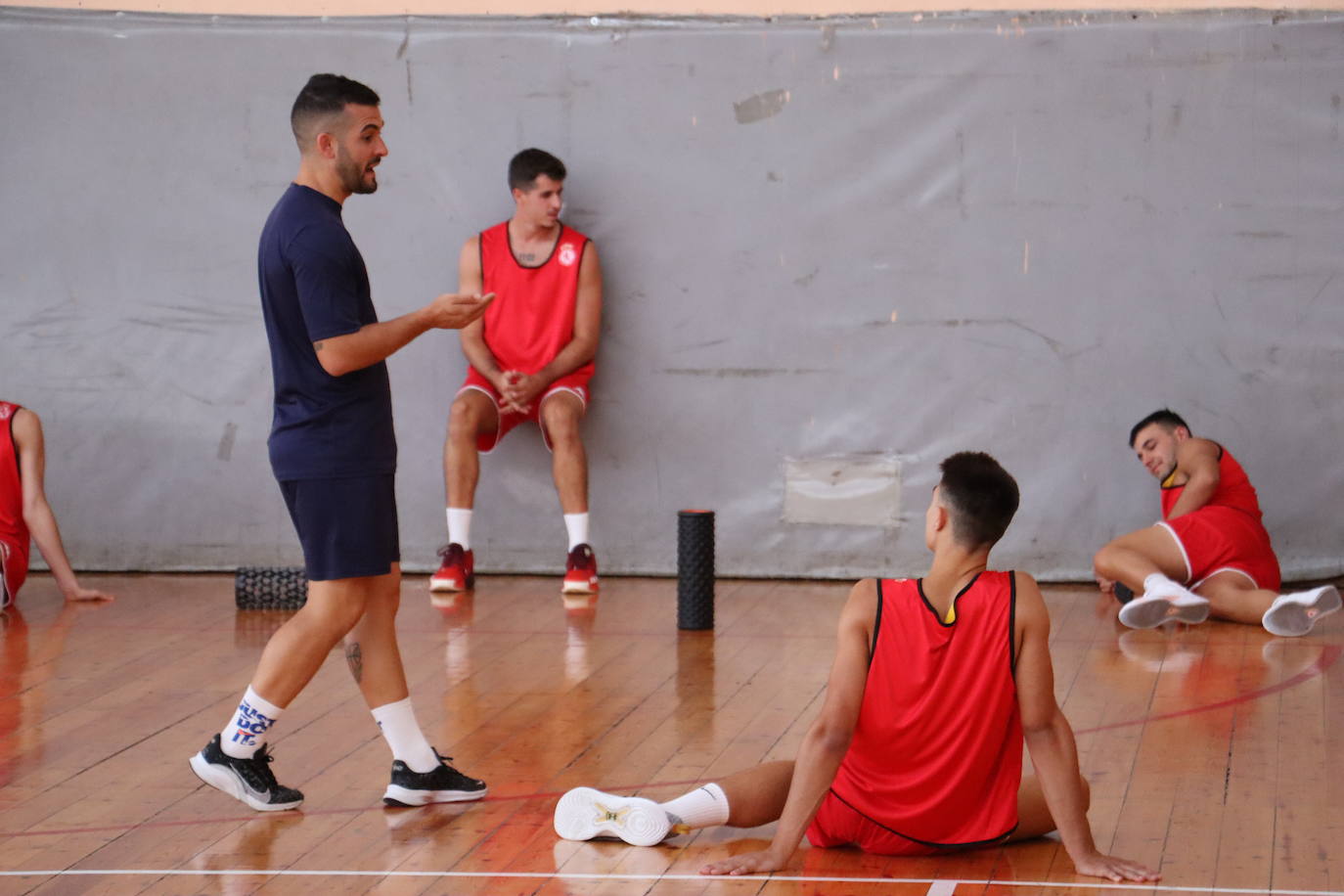 Los jugadores cogen el balón por primera vez para preparar la pretemporada.