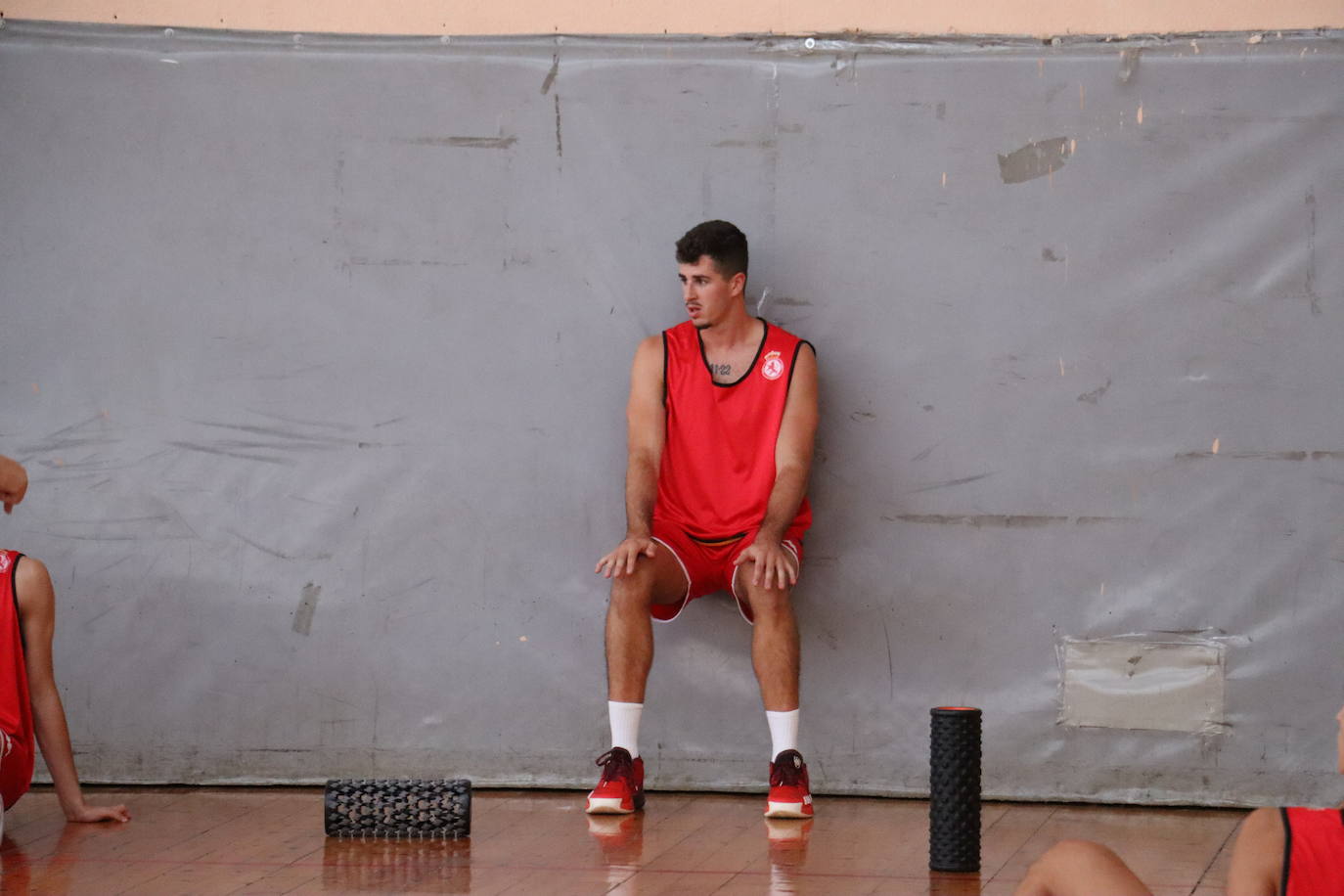 Un jugador de la Cultural en el primer entrenamiento.