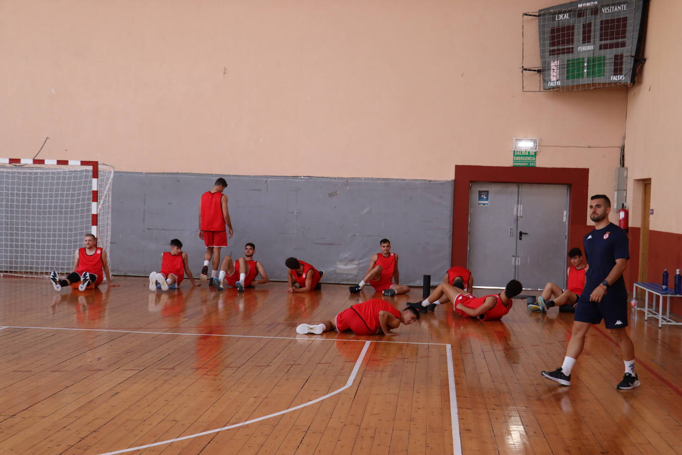 La plantilla realiza ejercicios físicos.