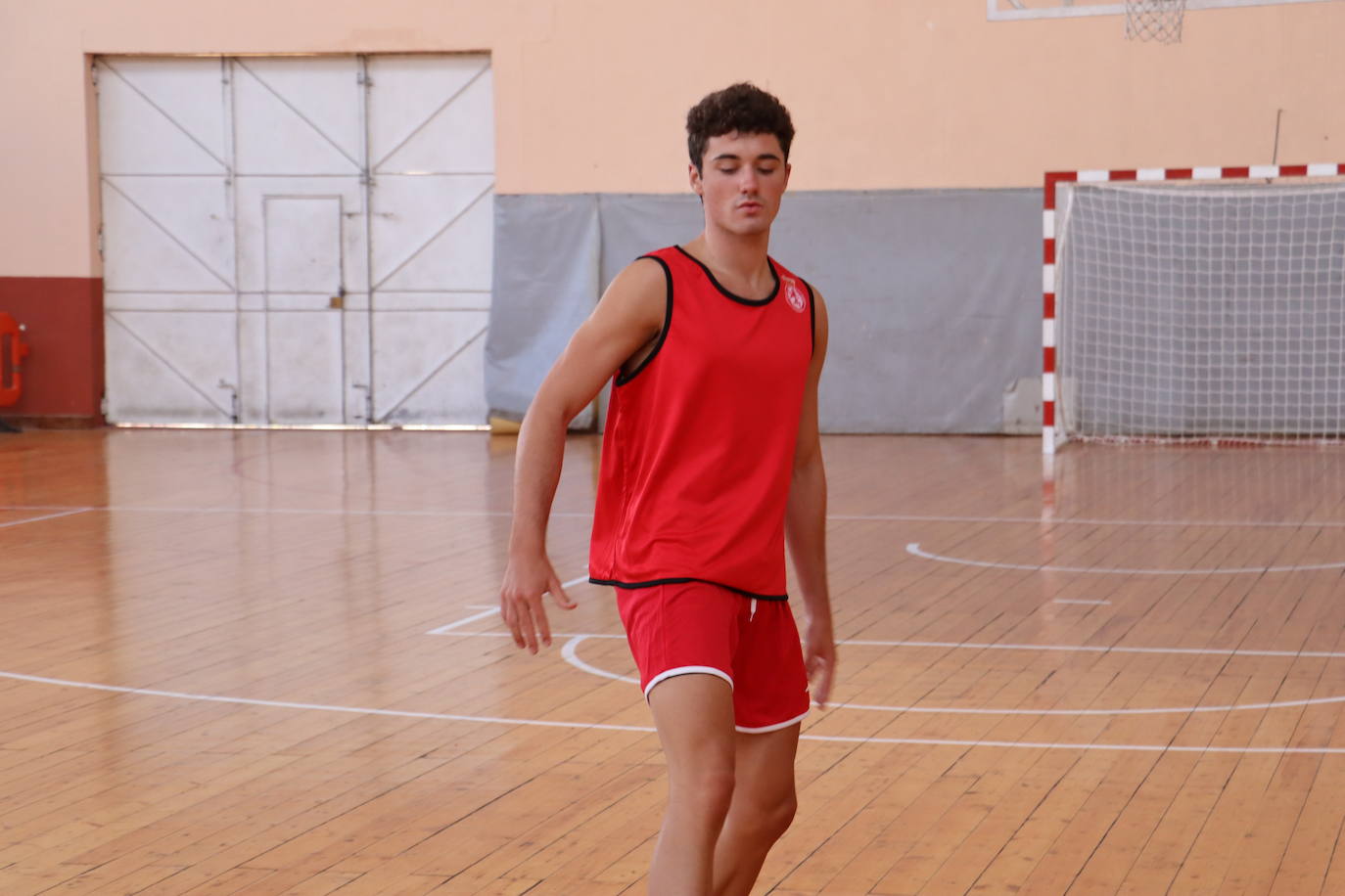 Un jugador de la Cultural en el primer entrenamiento.