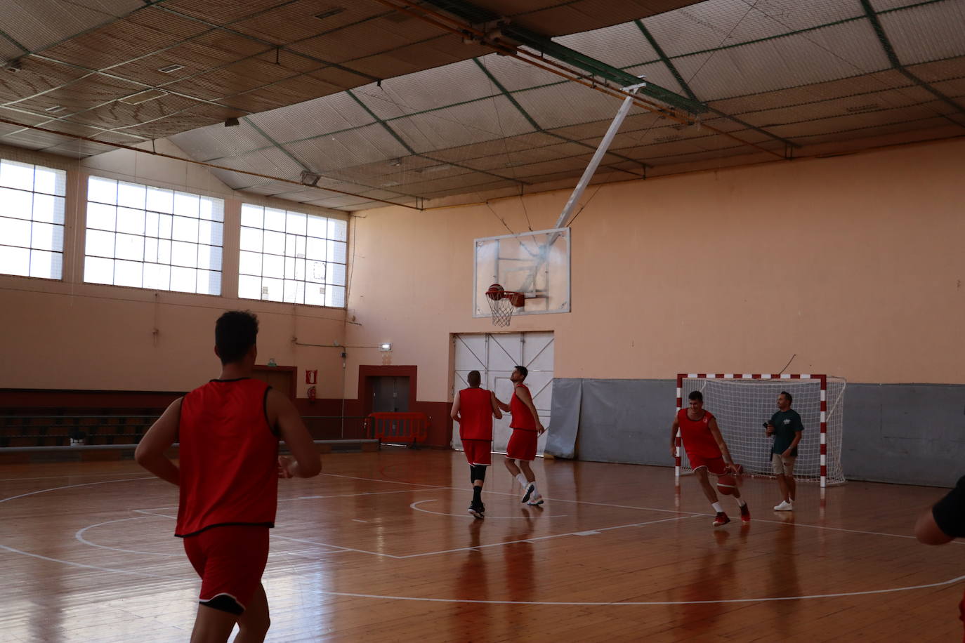 Los jugadores cogen el balón por primera vez para preparar la pretemporada.