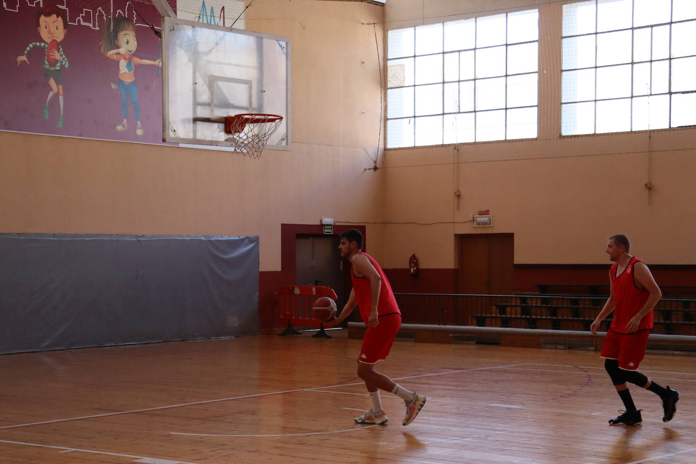 Los jugadores cogen el balón por primera vez para preparar la pretemporada.