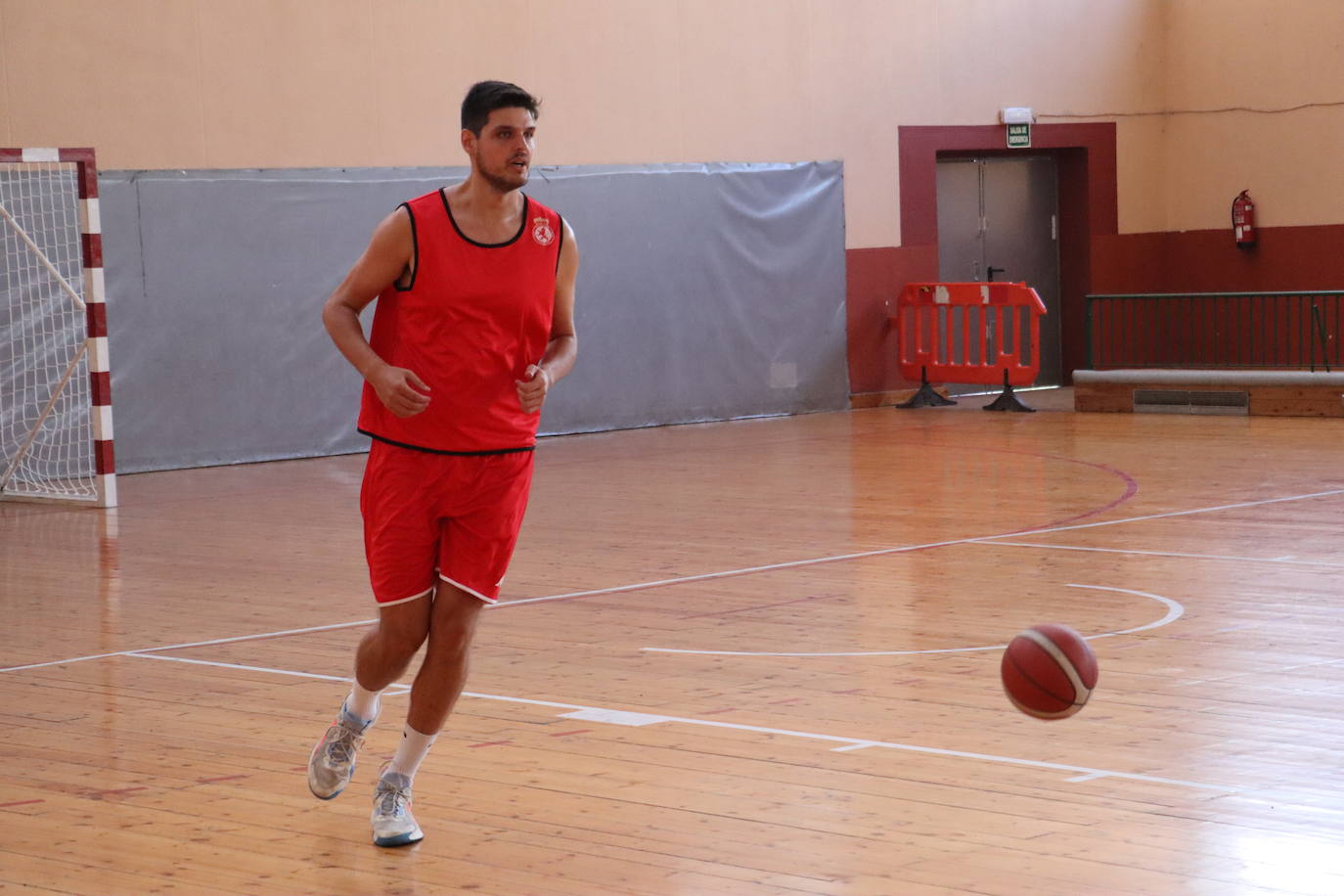 Los jugadores cogen el balón por primera vez para preparar la pretemporada.
