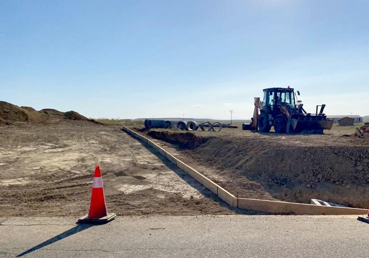 Obras en uno de los nuevos caminos de concentración en la zona de Los Oteros.