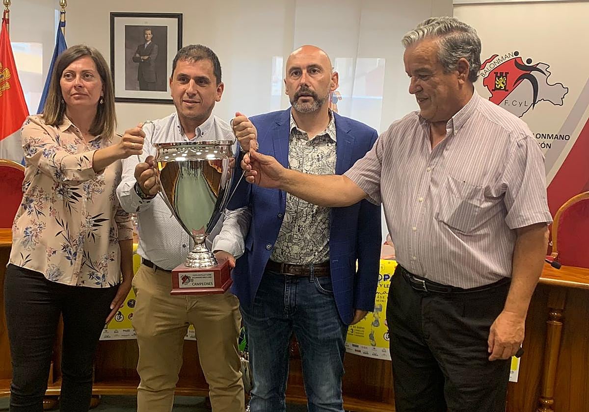 Foto de familia del sorteo.