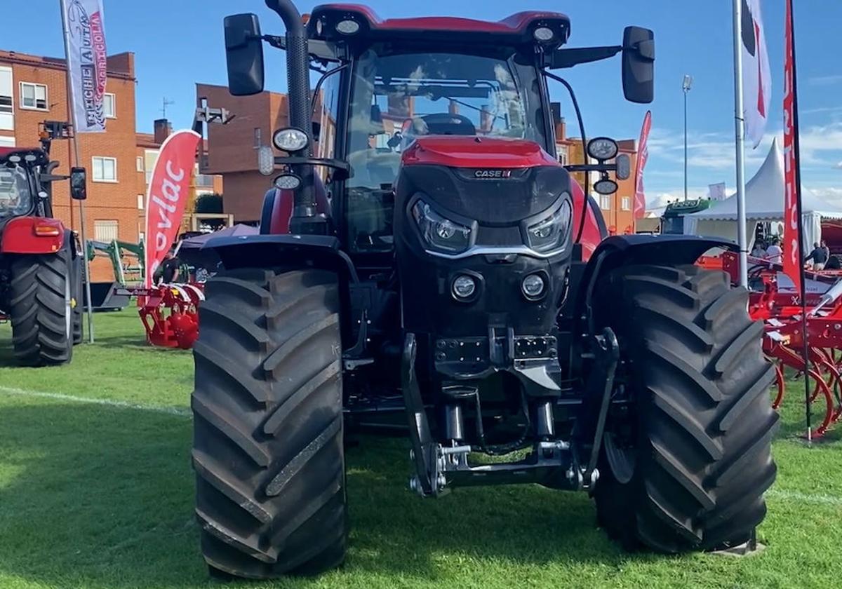 Tractor en la Feria Multisectorial y Agroalimentaria de Santa María del Páramo en 2022