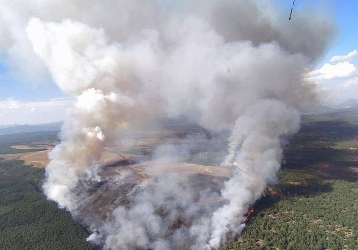 Imagen aérea del incendio de San Bartolomé el pasado jueves de agosto.