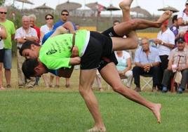 Dos luchadores en una pelea de lucha leonesa.