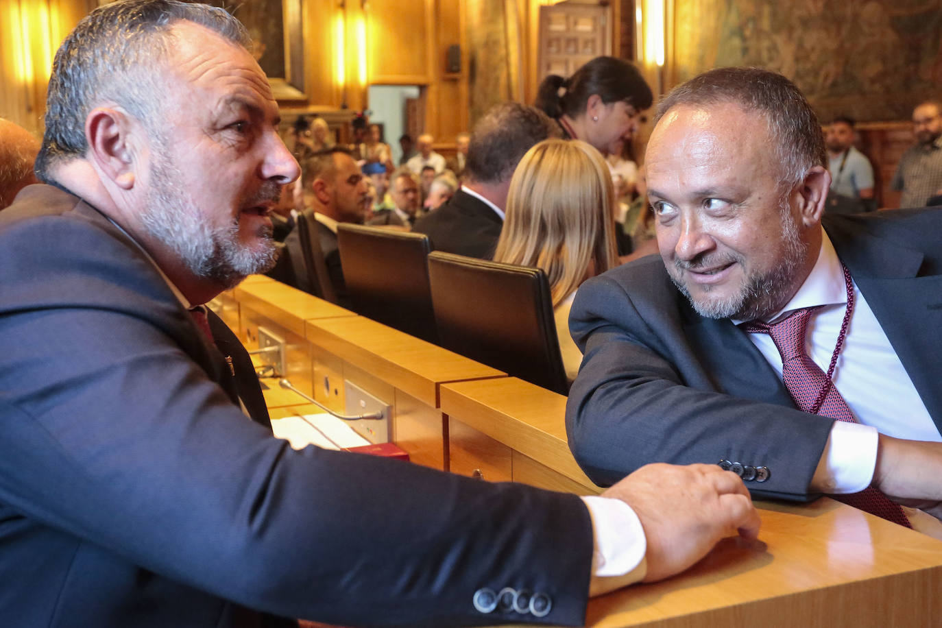 Eduardo Morán y Gerardo Álvarez Courel durante el pleno de investidura.