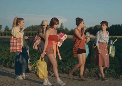 Imagen secundaria 1 - Escenas y cartel de la película 'Las chicas están bien' rodada en León.