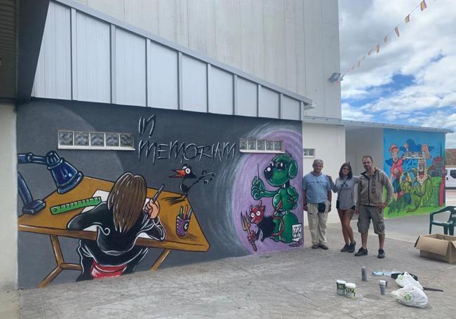 El mural, finalizado, tras el trabajo de los hijos de Lolo, Laia y Raúl.