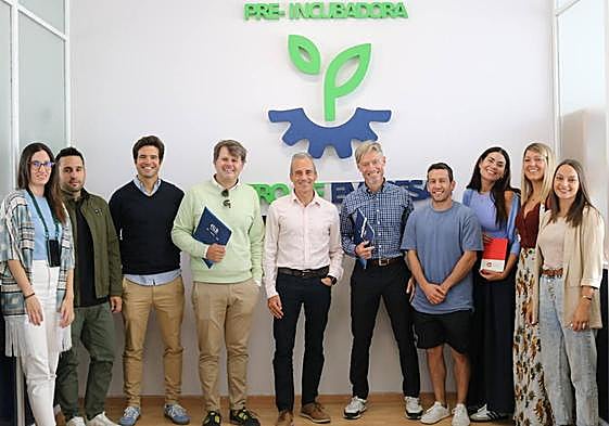 Los firmantes del convenio de colaboración posan ante las cámaras.