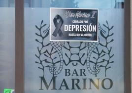 Uno de los carteles que se pueden ver en la fachada del bar, donde asegura que cierra «por depresión».