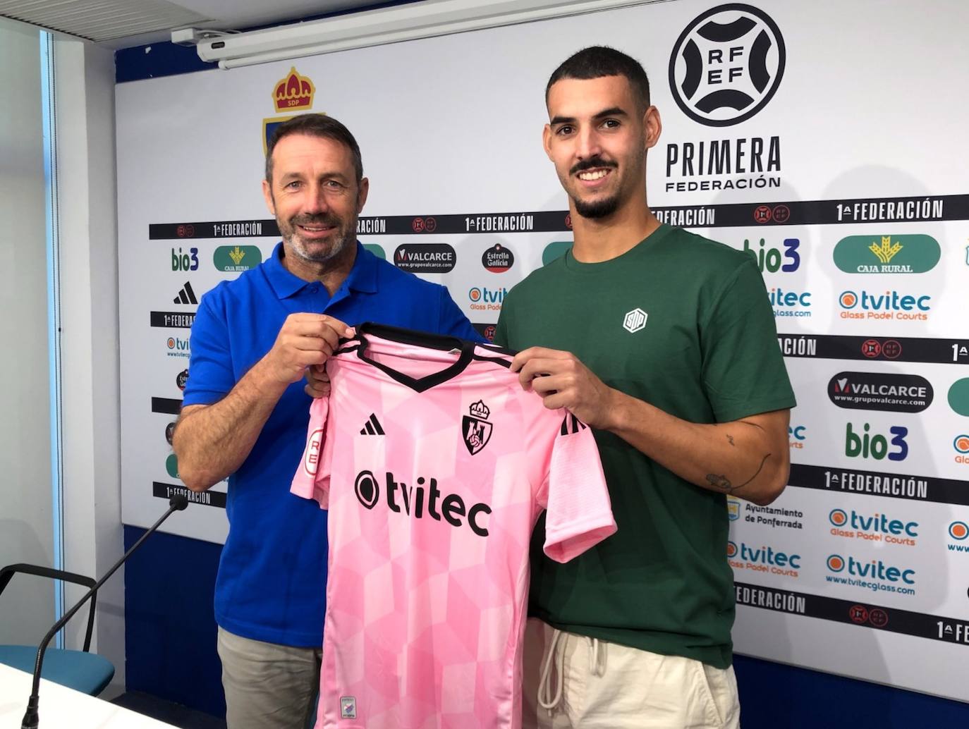 Javi Lancho posa en la rueda de prensa de su presentación con una de las camisetas de la Deportiva para esta temporada.