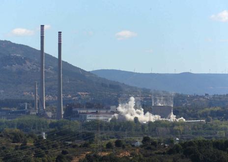 Imagen secundaria 1 - Derribo de las torres de la central de Compostilla II