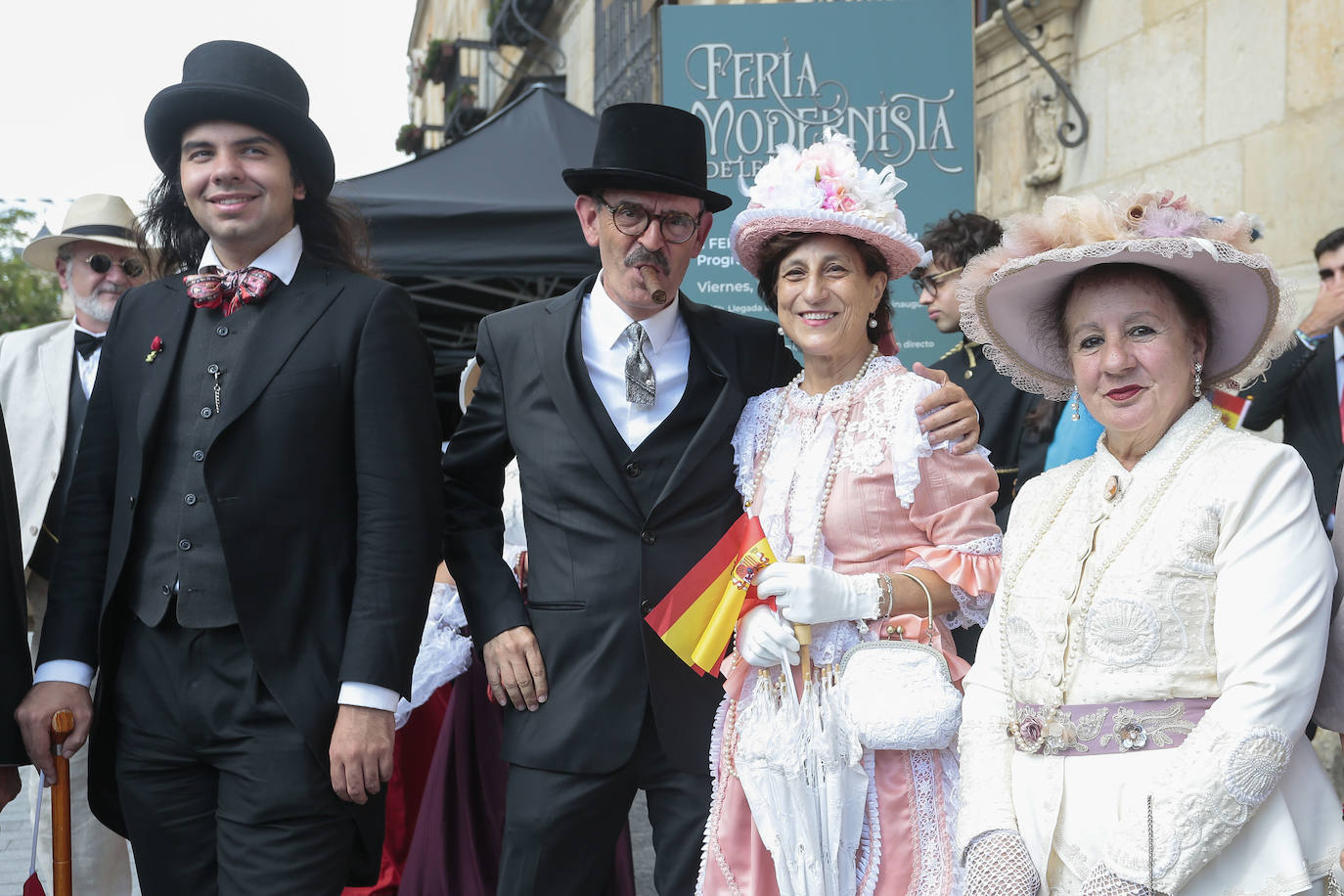 Algunos de los presentes en la inauguración de la feria modernista.