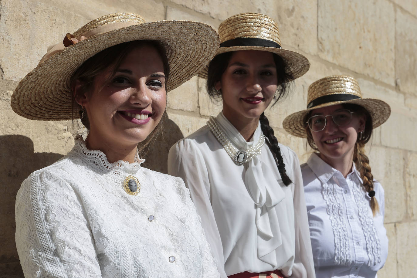 Tres jóvenes con vestimenta modernista.