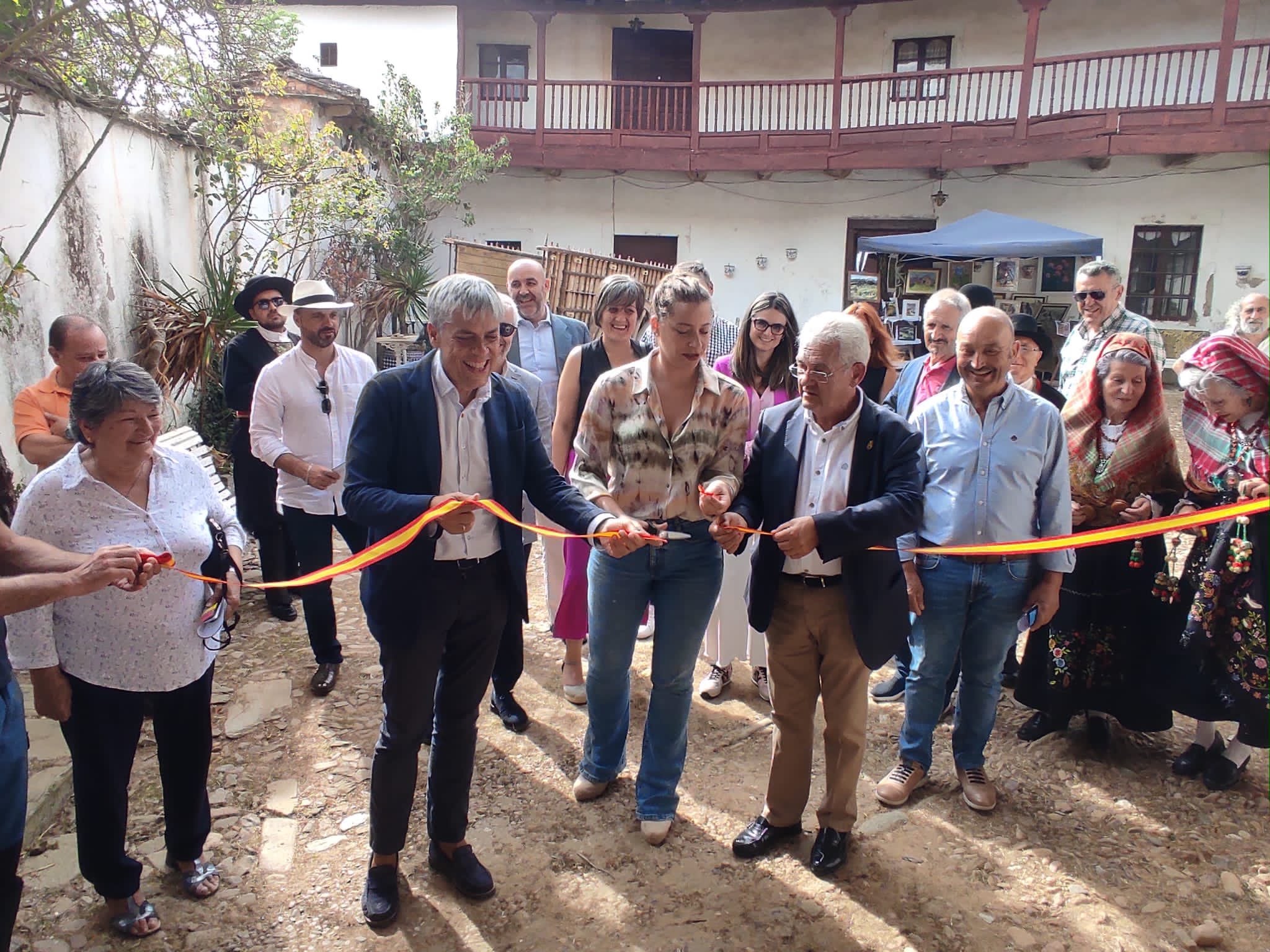 Eduardo Diego, Ester Muñoz y José Miguel Nieto inaugurando la feria.