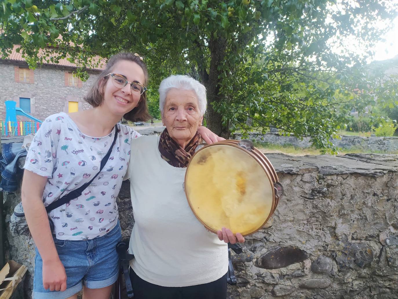 Marta Fernández posa con una de las protagonistas de su archivo sonoro.