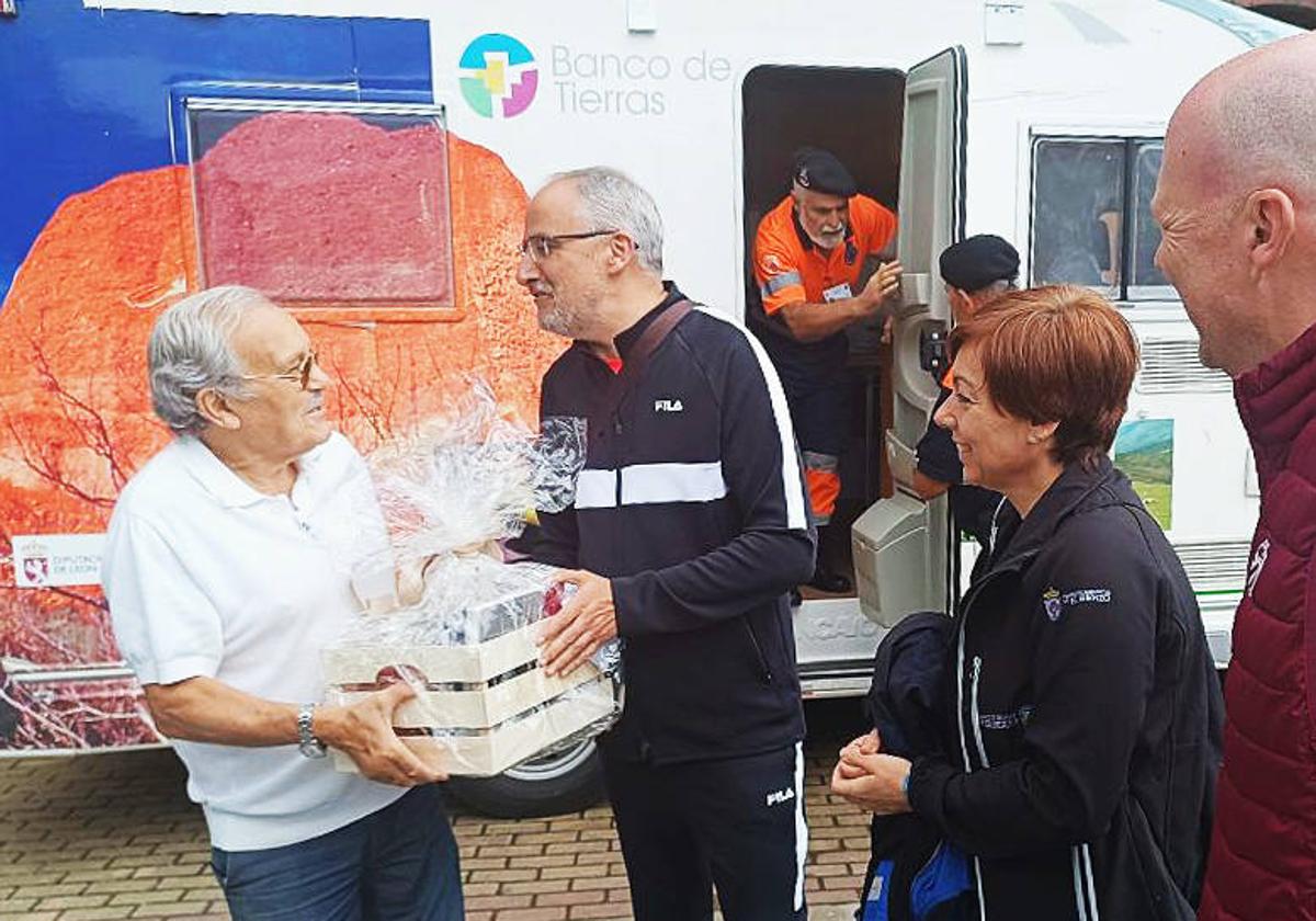 El empresario José Luis Prada recibe un homenaje de la Ruta por la Calidad de El Bierzo. Junto a él, el presidente del Consejo Comarcal de El Bierzo, Olegario Ramón.