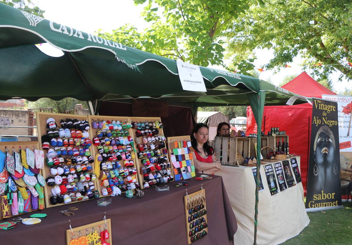 Imagen de uno de los puestos de la Feria de Artesanía de Lorenzana del pasado año.