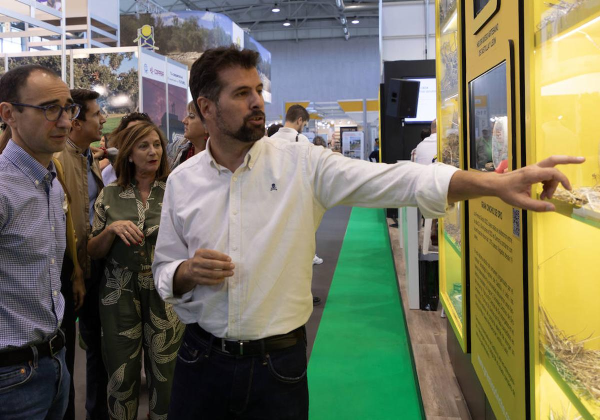 El secretario general del PSOE de Castilla y León, Luis Tudanca, visita la feria Salamaq y ofrece declaraciones a los medios de comunicación.