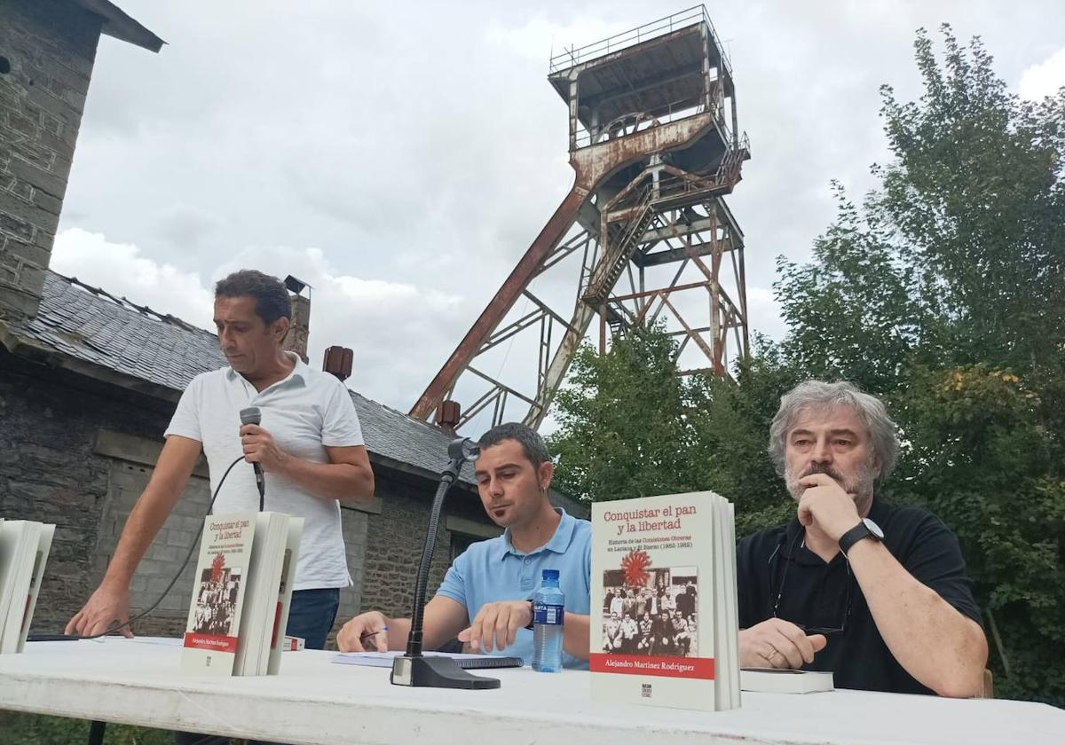 El secretario general de CCOO Castilla y León, Vicente Andrés,en la presentación del libro 'Conquistar el pan y la libertad. Historia de las Comisiones Obreras de Laciana y El Bierzo (1962-1982)' del escritor berciano Alejandro Martínez.