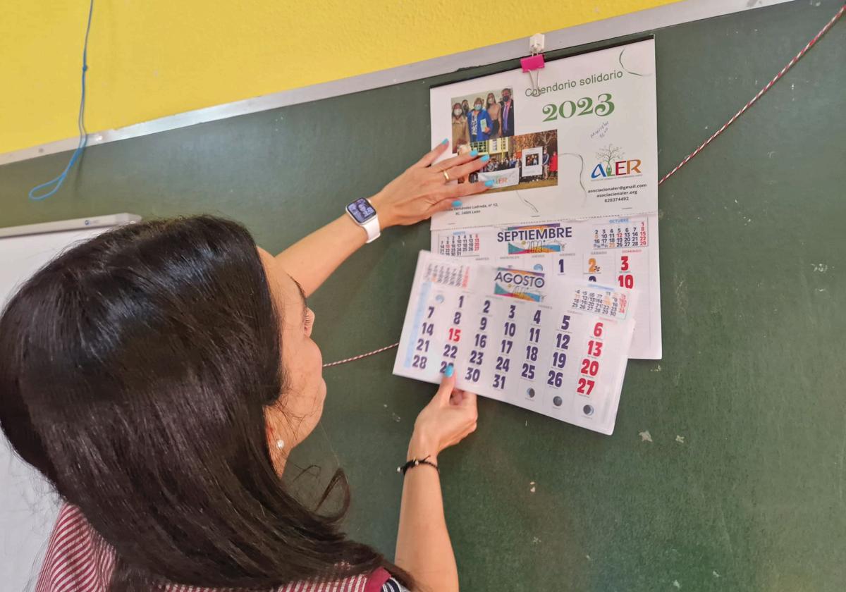 La profesora de tercero de infantil en el colegio Leonés, María del Carmen Correia, arranca la hoja del calendario.