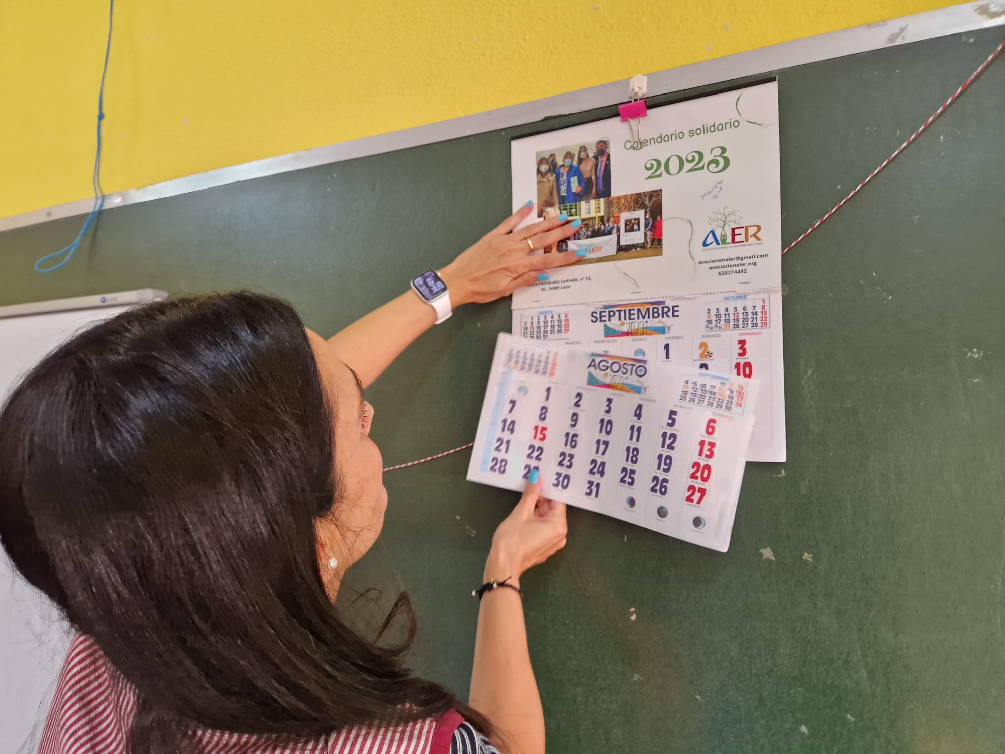 La profesora María del Carmen Correia actualiza el calendario.