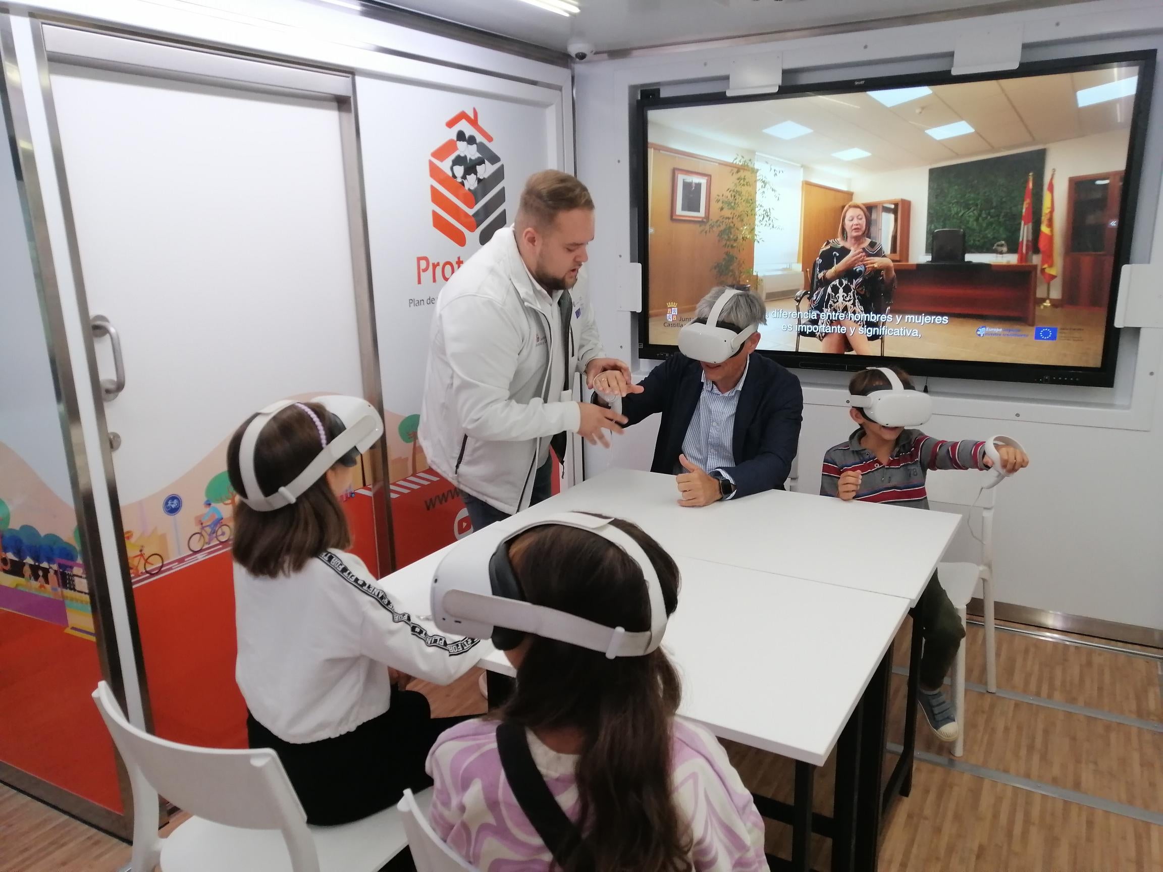 El delegado territorial de la Junta probando uno de los dispositivos.