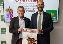 El alcalde de Cuadros, Marcos Martínez (I) y el responsable de Empresas de Caja Rural, Francisco González (D), presentan la XII Feria de Artesanía de Lorenzana.