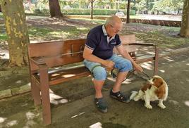 El leonés José descansa en uno de los bancos del parque de José Aguado con Loki, el perro de su hija.