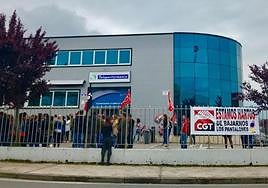 Concentración de los trabajadores de Teleperformance en Ponferrada.