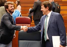 El presidente de la Junta Alfonso Fernández Mañueco junto al vicepresidente de la Junta Juan García Gallardo en el Pleno de las Cortes