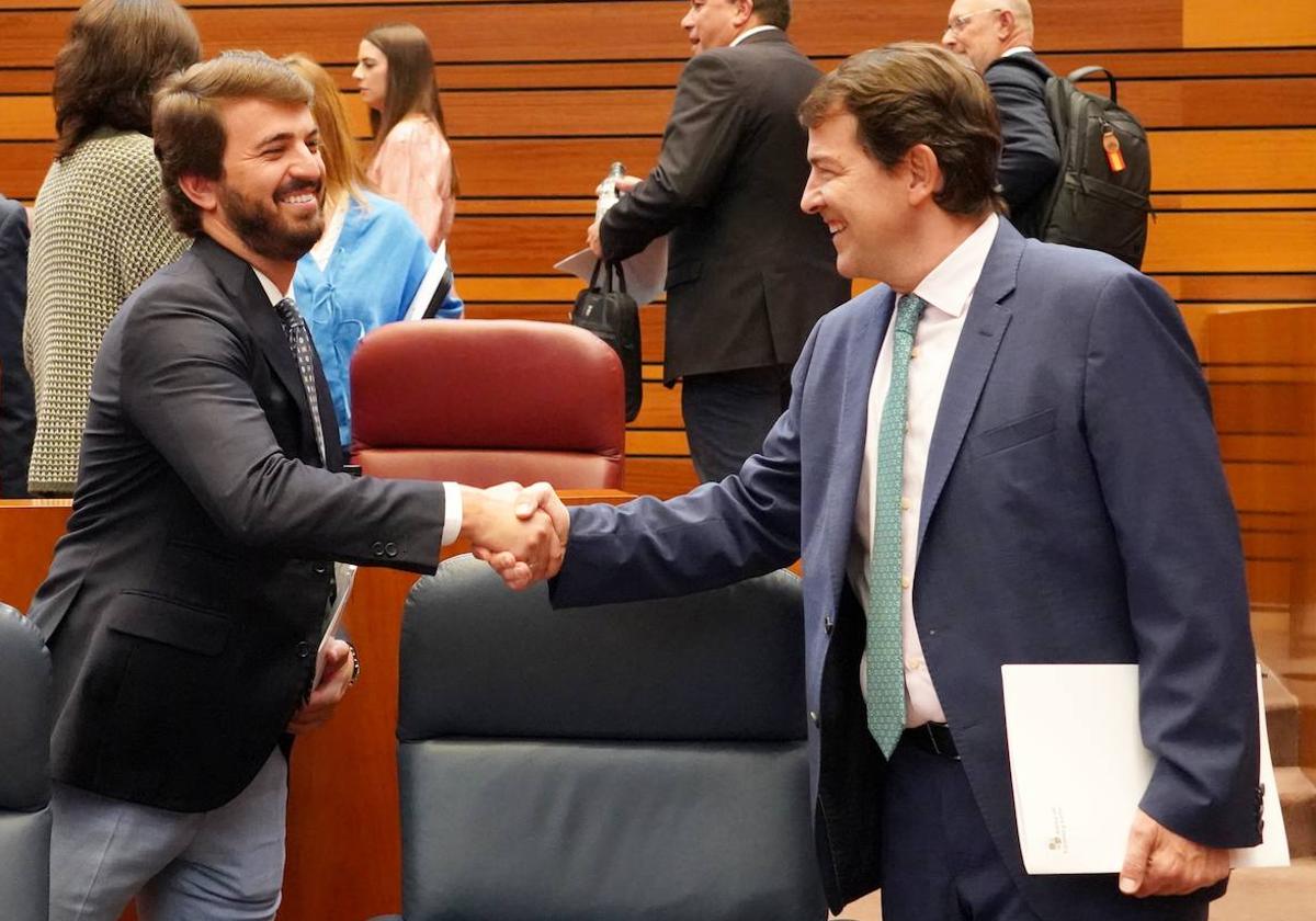 El presidente de la Junta Alfonso Fernández Mañueco junto al vicepresidente de la Junta Juan García Gallardo en el Pleno de las Cortes