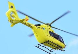 Helicóptero medicalizado en el que fue trasladado el motorista herido.