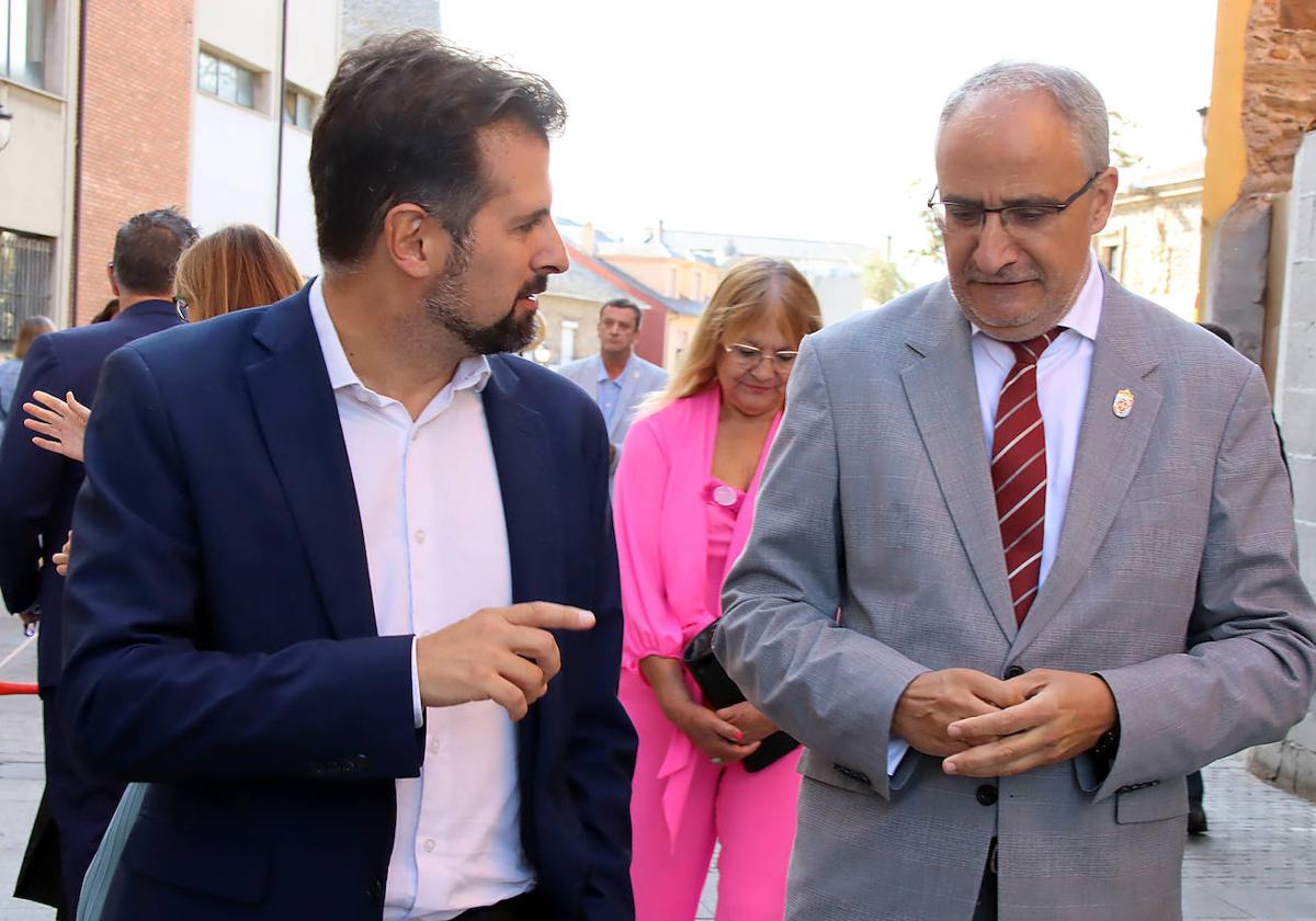 El secretario autonómico del PSOE, Luis Tudanca, junto a presidente del Consejo Comarcal del Bierzo, Olegario Ramón, durante los actos del Día de la Encina.