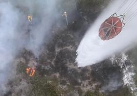 Imagen de archivod de uno de los operativos para la extinción de incendios en la provincia de León.