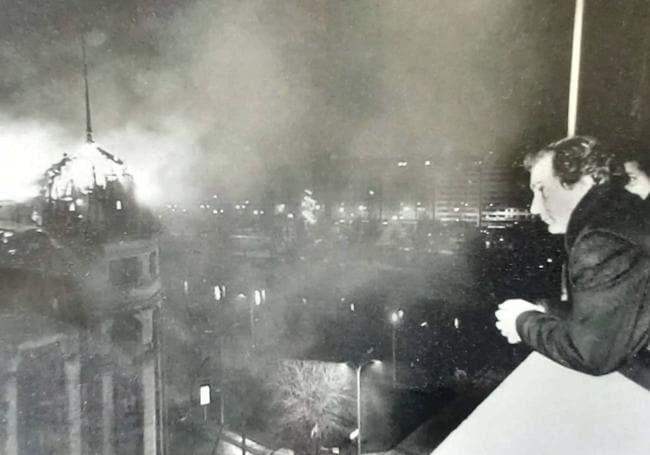 Belediye başkanı Juan Morano yıkımı izlerken El RioSol'dan Casa Valentín'deki yangının fotoğrafları