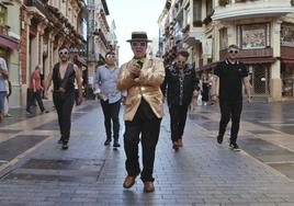 Nuevo videoclip de la banda leonesa Cosmética 'Spanish Loco', en el cual destaca su protagonista, un personaje muy especial: un Elton John que 'visitó' las calles y los bares de León