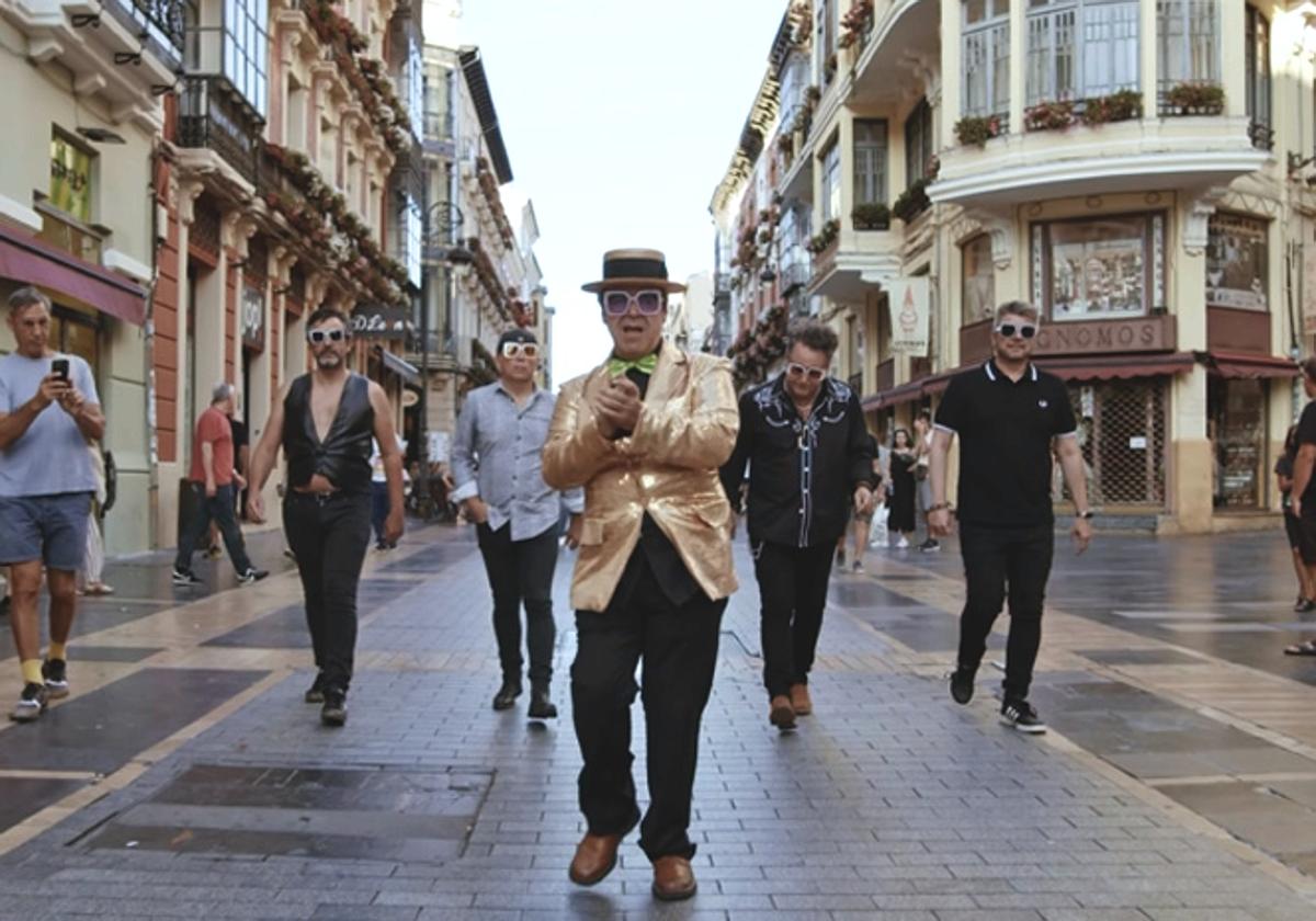 Nuevo videoclip de la banda leonesa Cosmética 'Spanish Loco', en el cual destaca su protagonista, un personaje muy especial: un Elton John que 'visitó' las calles y los bares de León