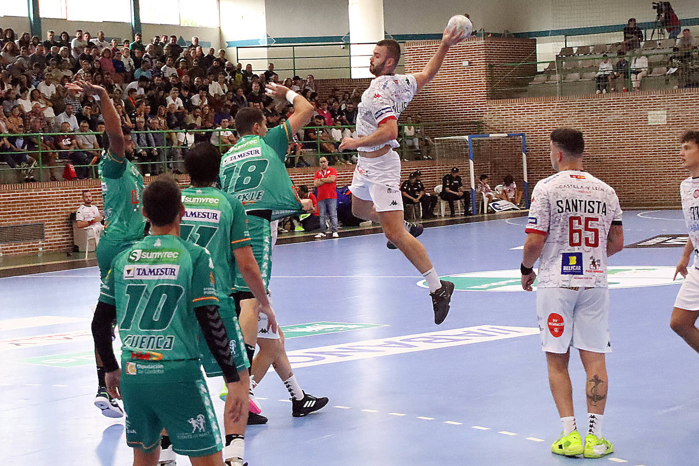 El Abanca Ademar empieza empatando en Astorga