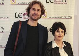 El director del Festival Internacional de la Palabra, Rafael Saravia junto a la escritora y ganadora del Premio Leteo Chantal Millard,